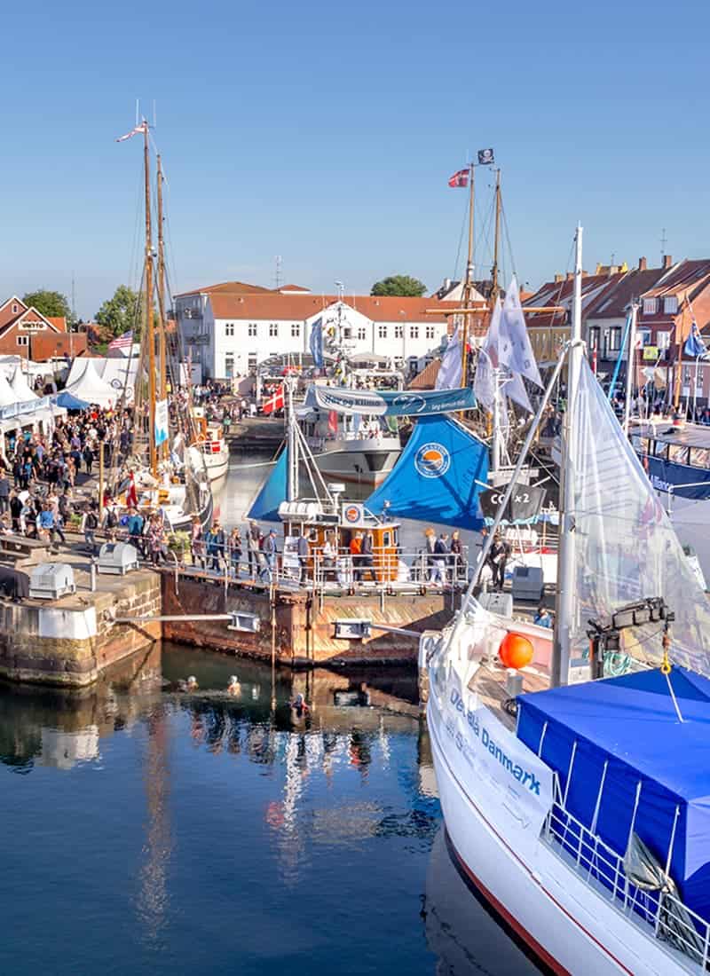 Folkemødet auf Bornholm in Allinge mit Leben und Boten in Hafen