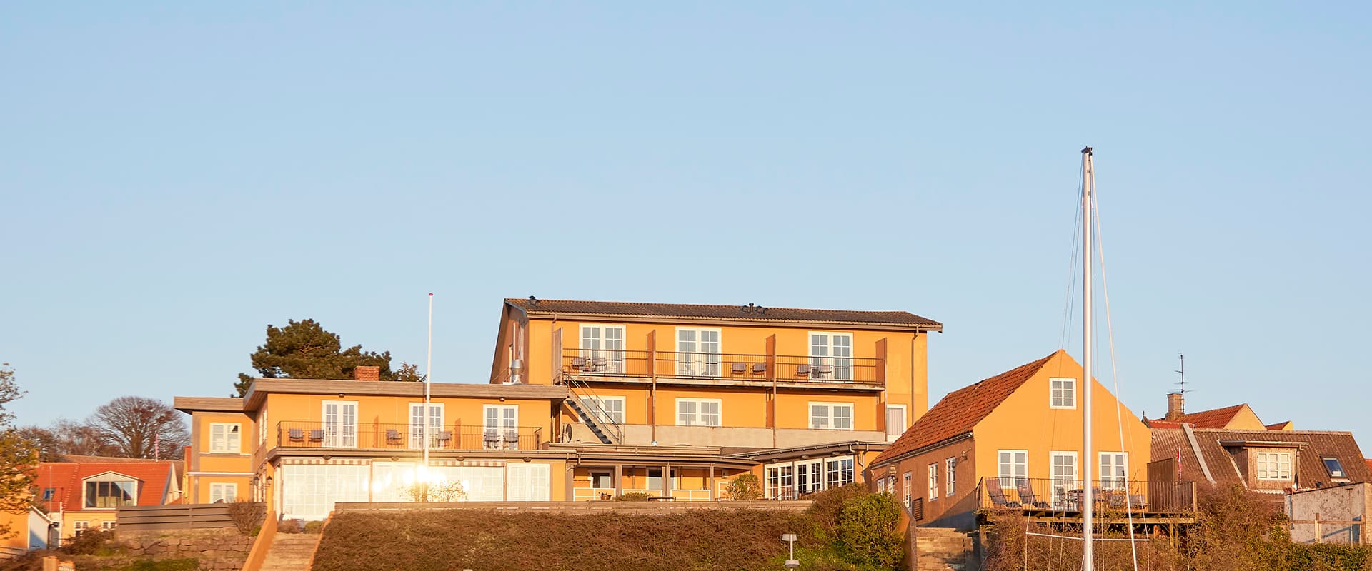 Urlaub auf Bornholm Hotel Kysten gule Gelbe Gebaude und Terrassen