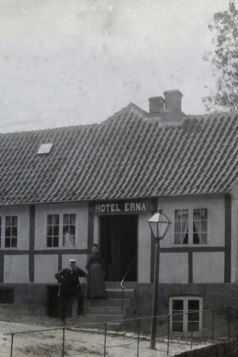 Das frühere Erna Hotel auf Bornholm von außen mit Gastgeberpaar auf der Treppe vor dem Eingang