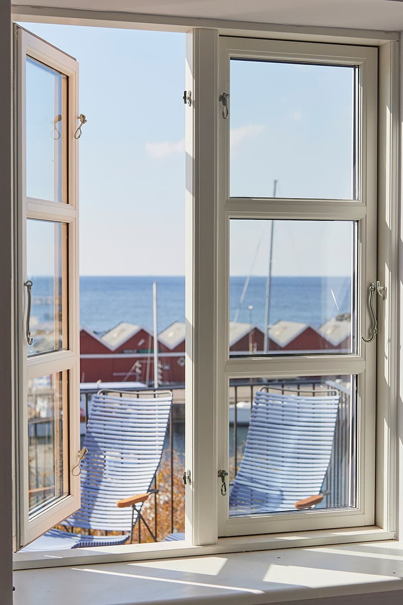 Hotel auf Bornholm mit Meerblick durch das Fenster