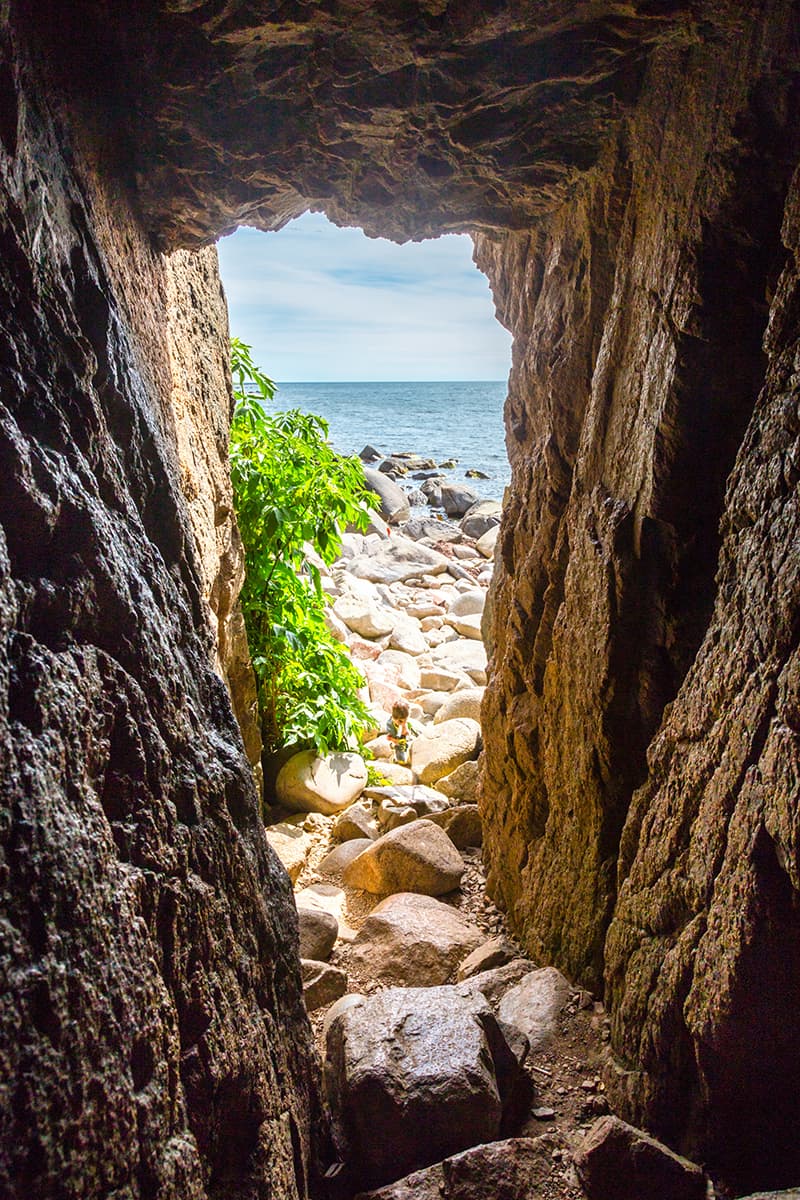 Jon's Kapel Klippenhöhle mit Blick aufs Wasser außerhalb der Höhle