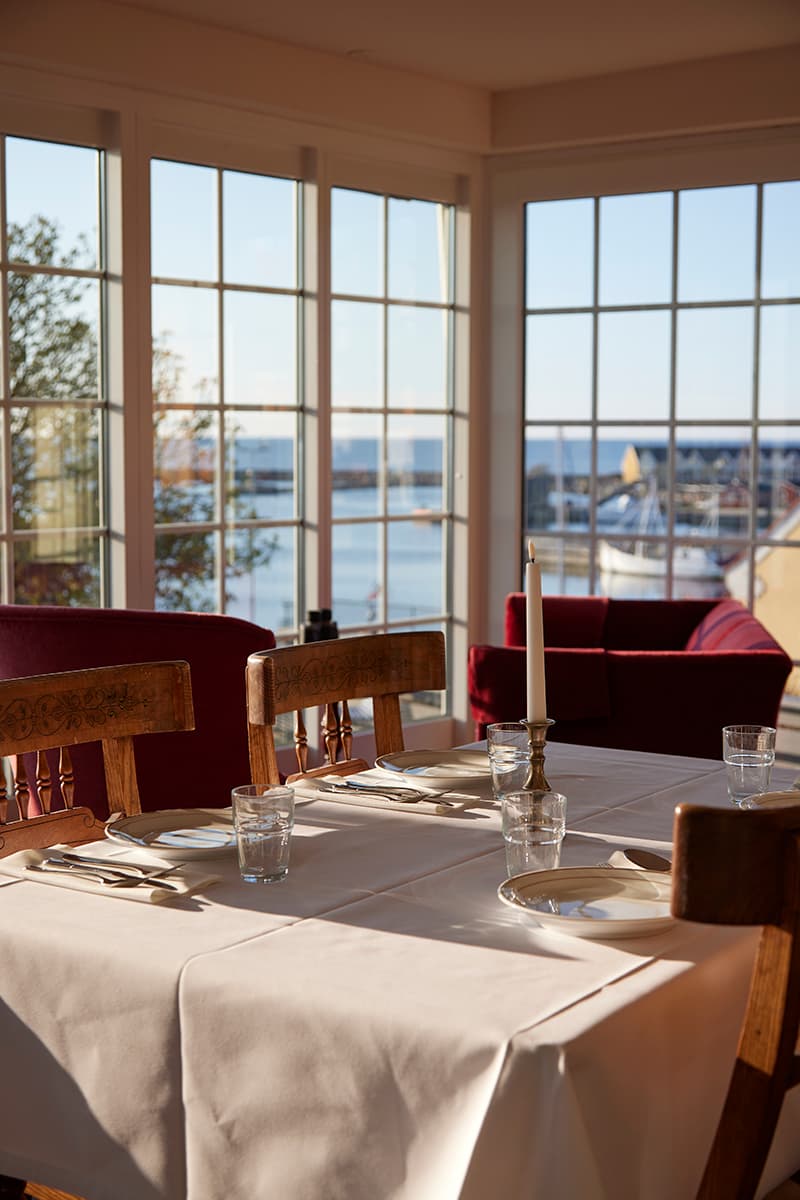 Kysten Restaurant Bornholm mit Panoramablick durch Türen und Fenster