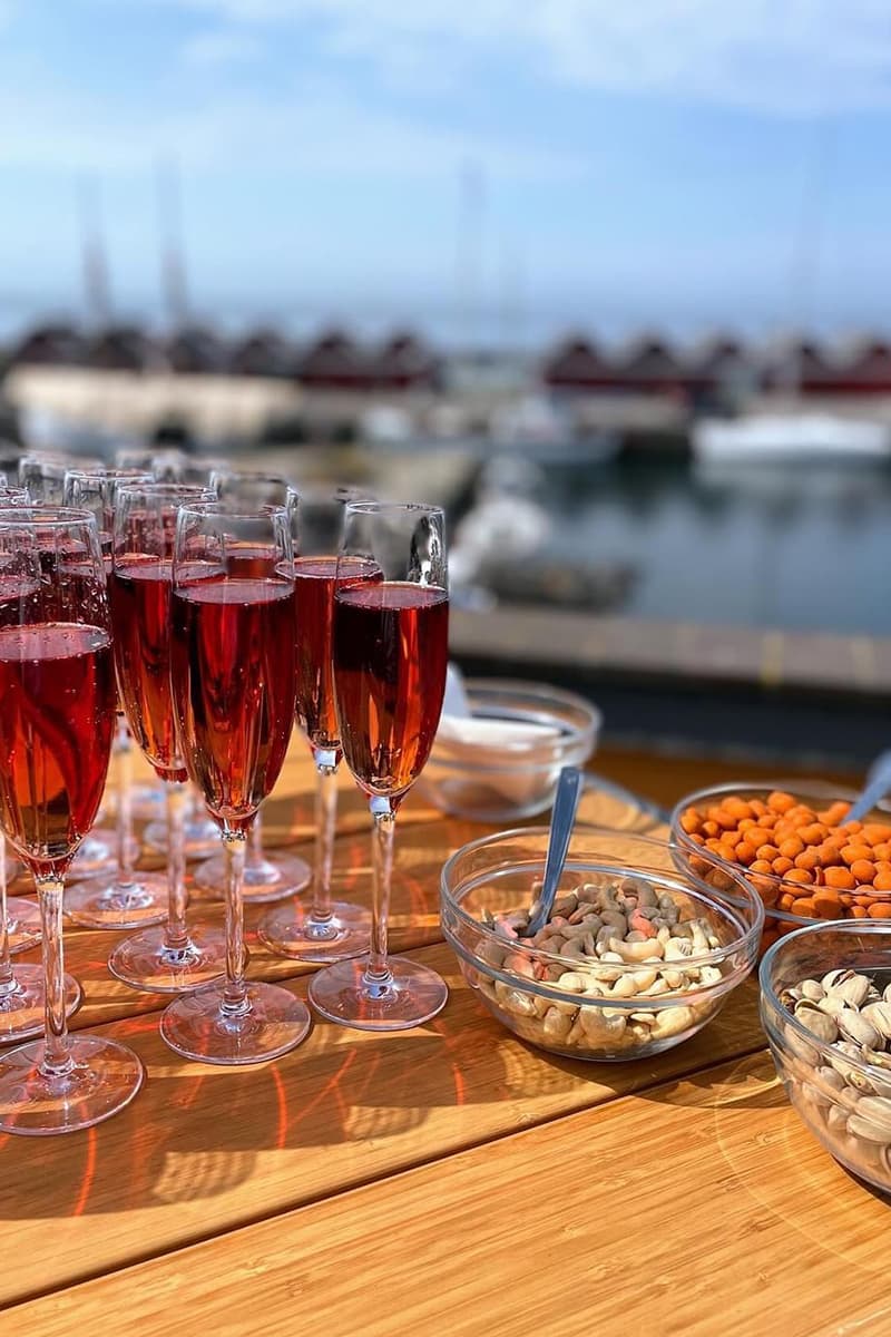 Eventhotel Bornholm mit Willkommensdrink auf der Terrasse mit Aussicht