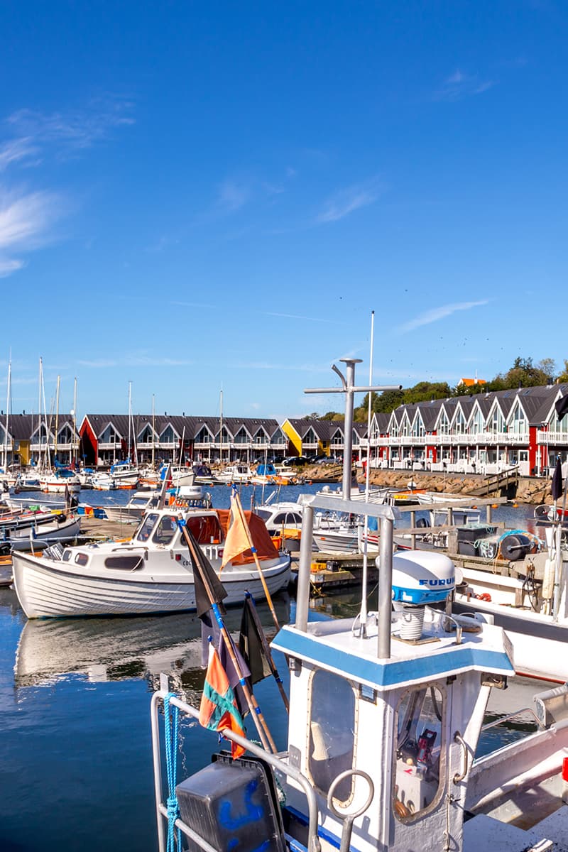 Boote im Hafen von Hasle und die farbigen Häuser im Hintergrund