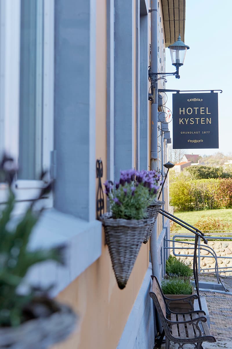 Eingang Bornholm Hotel Kysten mit Blumen auf den Wand