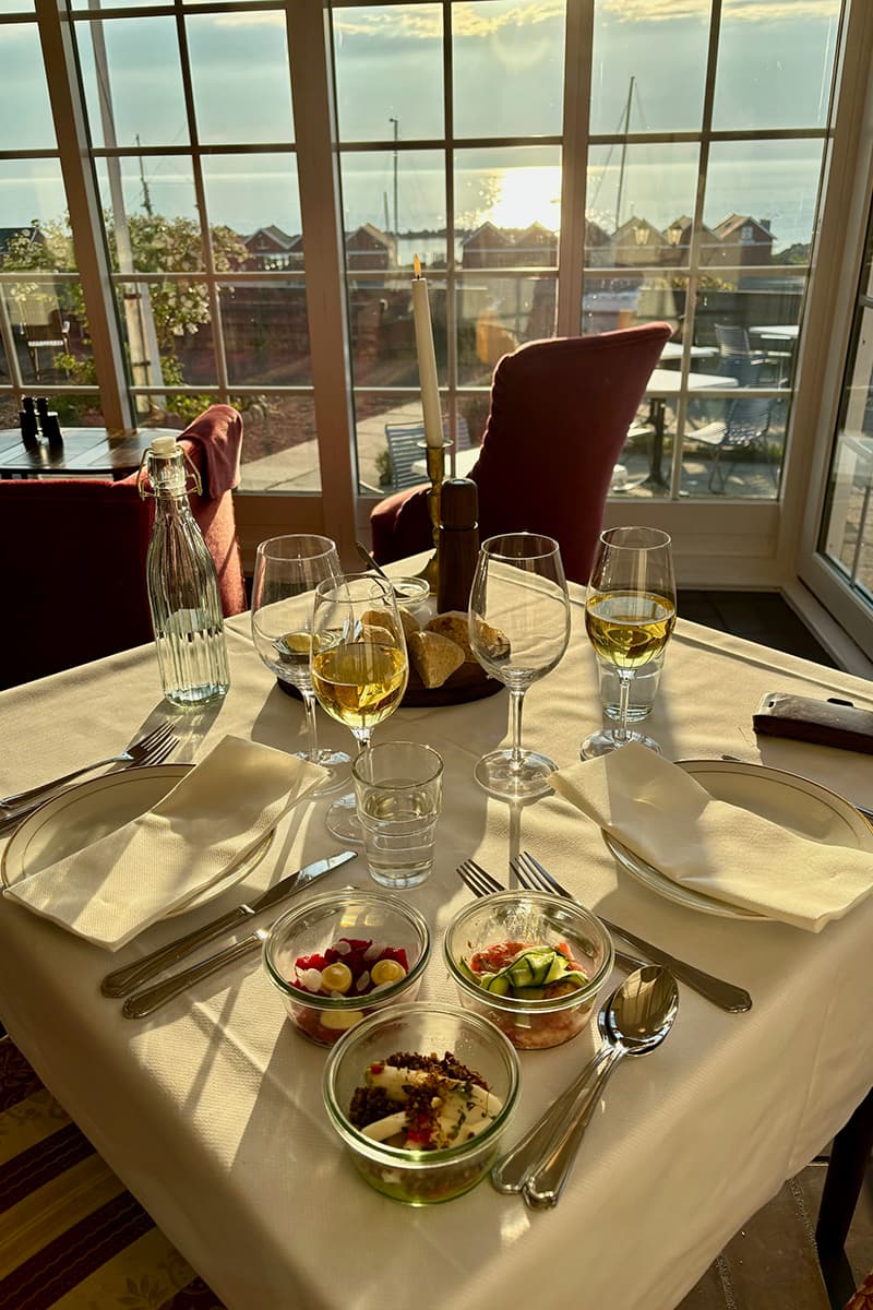 Bornholm Restaurant Kysten Tisch für twei für Mittagessen mit Aussicht und Sonnenuntergang